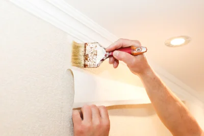 Pose de papier peint à Corbelin — revêtements muraux et toiles de verre